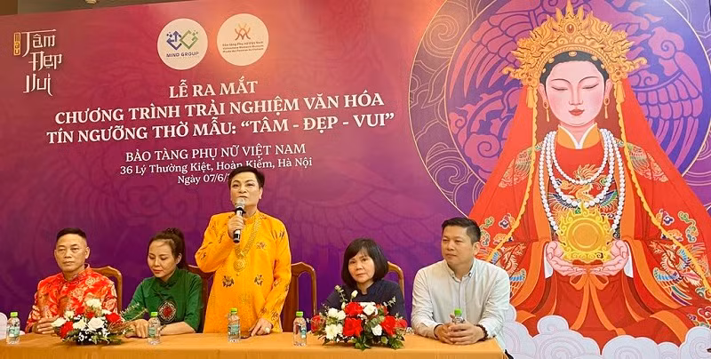 Ekip thực hiện chia sẻ thông tin về chương trình.