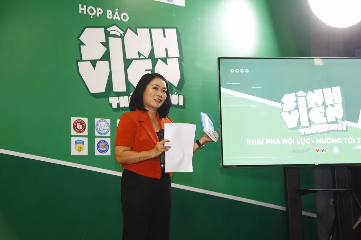 Nhà báo Tạ Bích Loan chia sẻ thông tin về chương trình. (Ảnh: VTV)