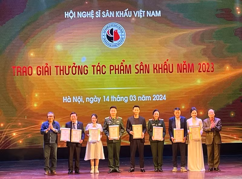 Trao giải thưởng diễn viên, họa sĩ xuất sắc.