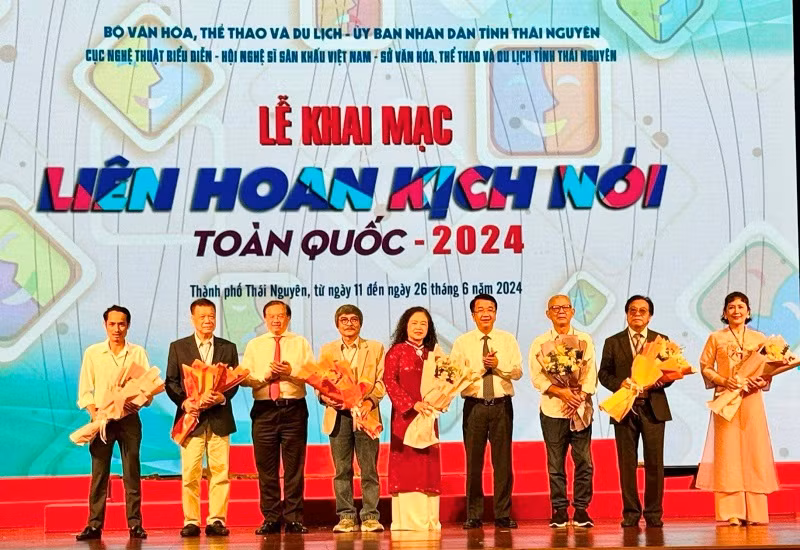 Đại diện Ban tổ chức tặng hoa Hội đồng nghệ thuật Liên hoan. (Ảnh: Ban tổ chức)