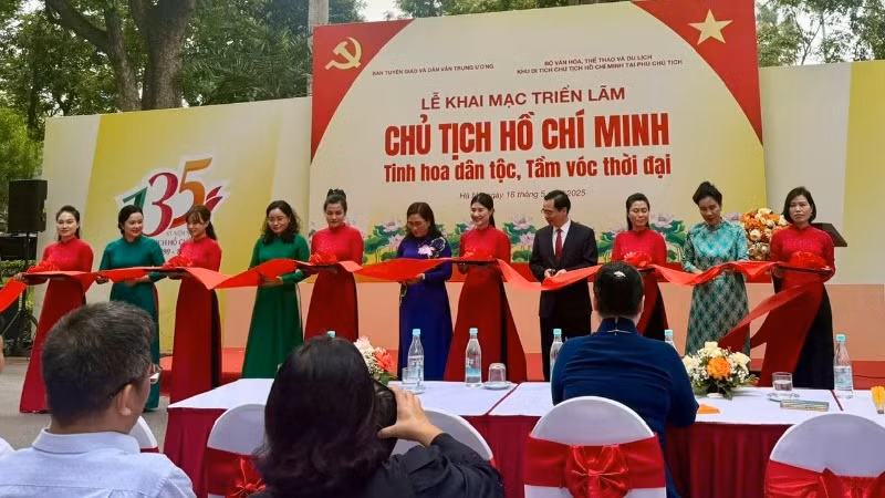 Các đại biểu cắt băng khai mạc triển lãm. Các đại biểu cắt băng khai mạc triển lãm.