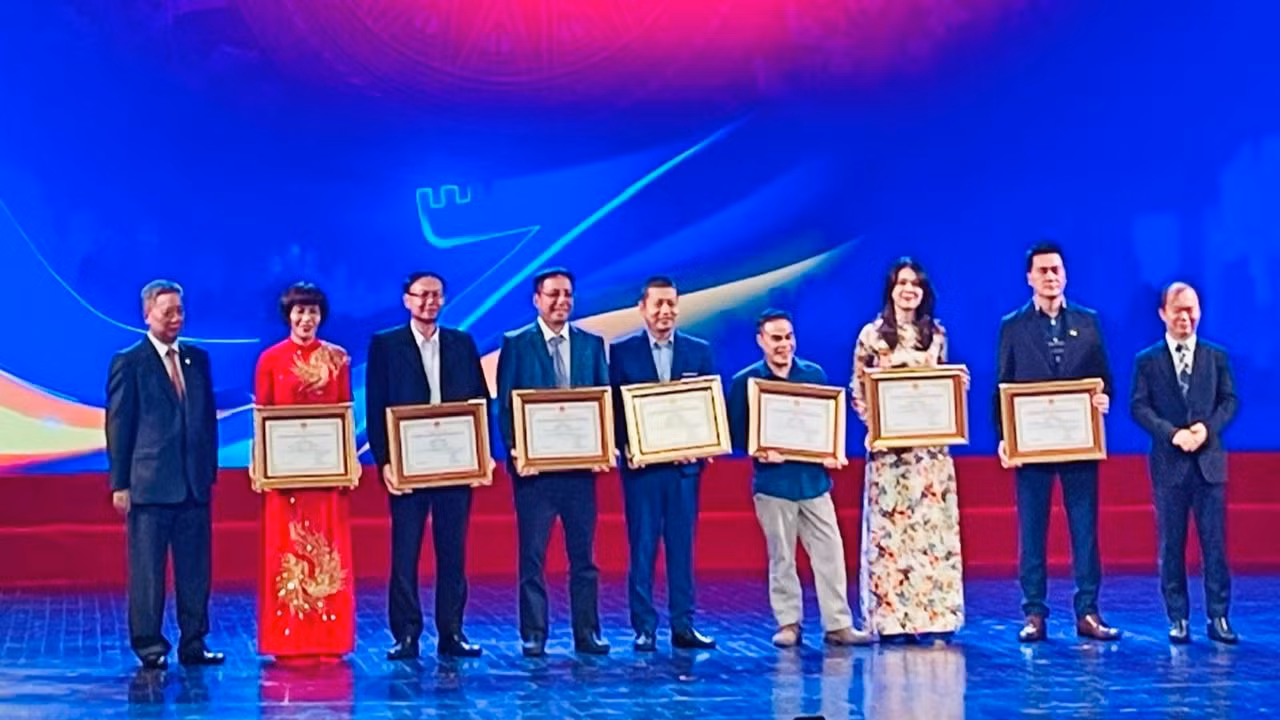 Khen thưởng các đơn vị có thành tích xuất sắc hưởng ứng tích cực Cuộc vận động "Xây dựng văn hóa doanh nghiệp Việt Nam". Khen thưởng các đơn vị có thành tích xuất sắc hưởng ứng tích cực Cuộc vận động "Xây dựng văn hóa doanh nghiệp Việt Nam".