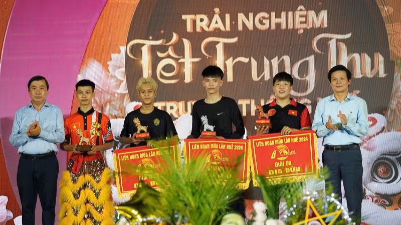 Trao giải Liên hoan Múa lân Huế 2024. (Ảnh: Ban tổ chức) Trao giải Liên hoan Múa lân Huế 2024. (Ảnh: Ban tổ chức)