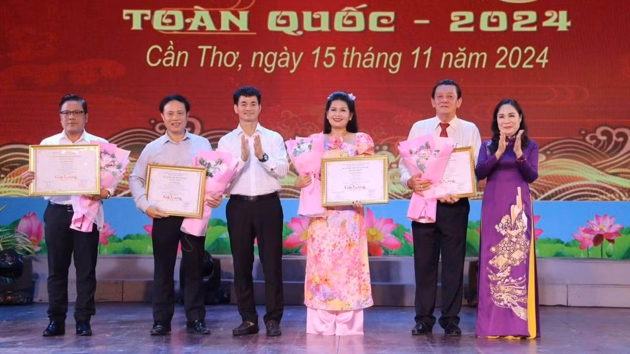 Trao Huy chương Vàng cho các vở diễn xuất sắc. (Ảnh: Cục Nghệ thuật biểu diễn)