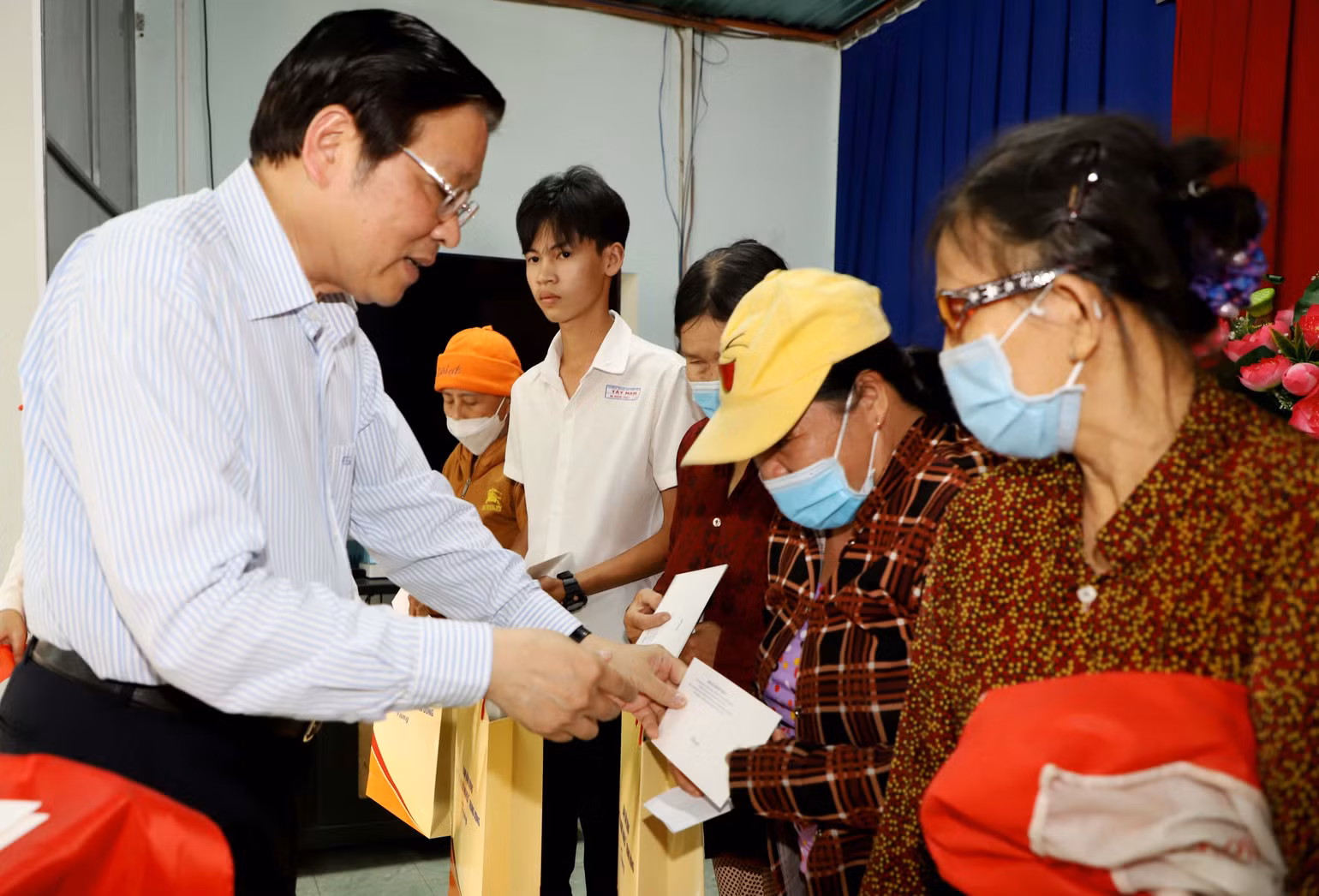 Trưởng Ban Nội chính Trung ương Phan Đình Trạc tặng quà gia đình chính sách và hộ nghèo. Trưởng Ban Nội chính Trung ương Phan Đình Trạc tặng quà gia đình chính sách và hộ nghèo.