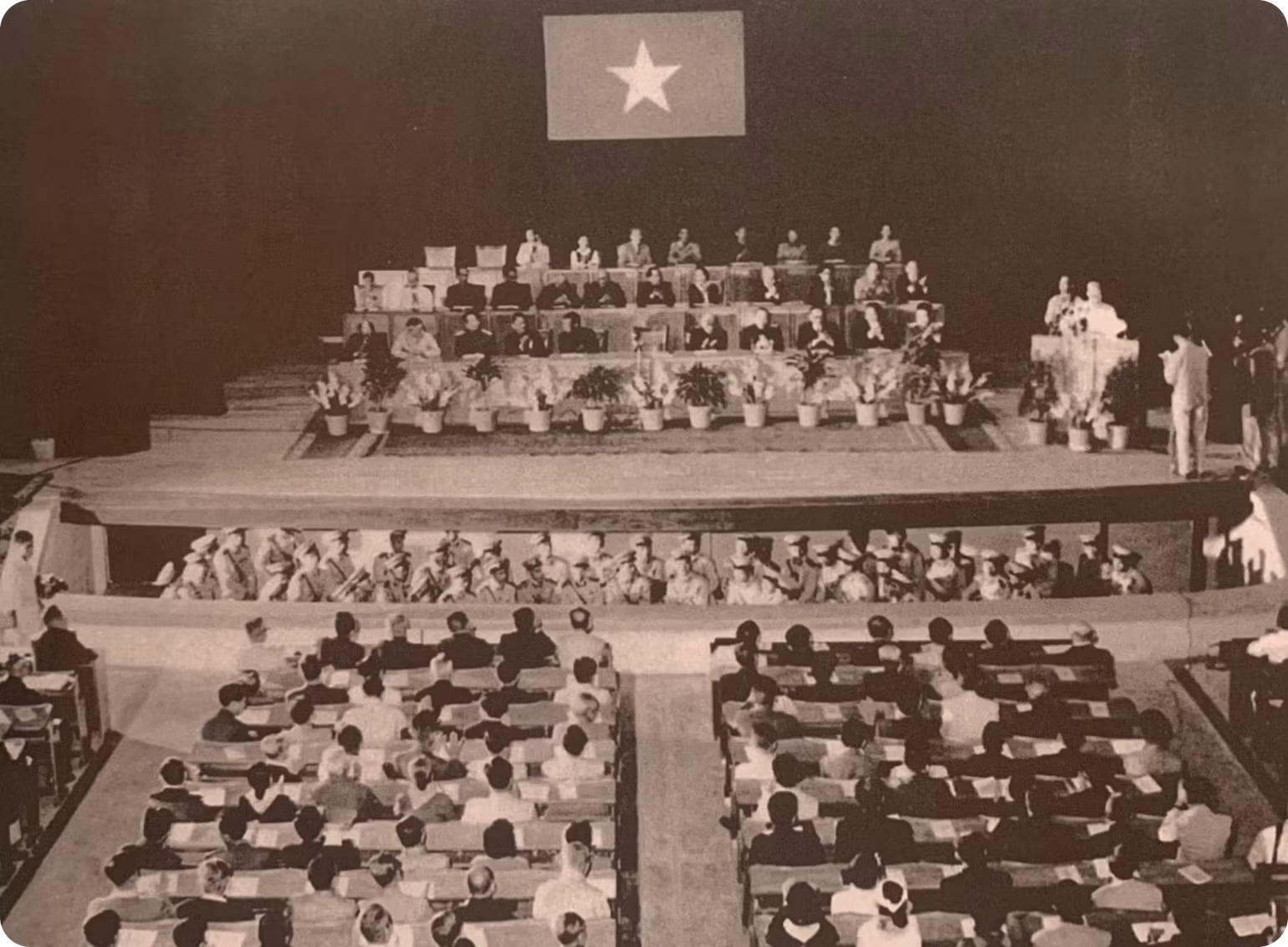 Chủ tịch Hồ Chí Minh đọc báo cáo tại Hội nghị Chính trị đặc biệt tại Hà Nội, tháng 3/1964, đề ra 5 nhiệm vụ cụ thể để xây dựng miền bắc và chi viện cho cuộc kháng chiến ở miền nam. (Nguồn: Bảo tàng Hồ Chí Minh) Chủ tịch Hồ Chí Minh đọc báo cáo tại Hội nghị Chính trị đặc biệt tại Hà Nội, tháng 3/1964, đề ra 5 nhiệm vụ cụ thể để xây dựng miền bắc và chi viện cho cuộc kháng chiến ở miền nam. (Nguồn: Bảo tàng Hồ Chí Minh)