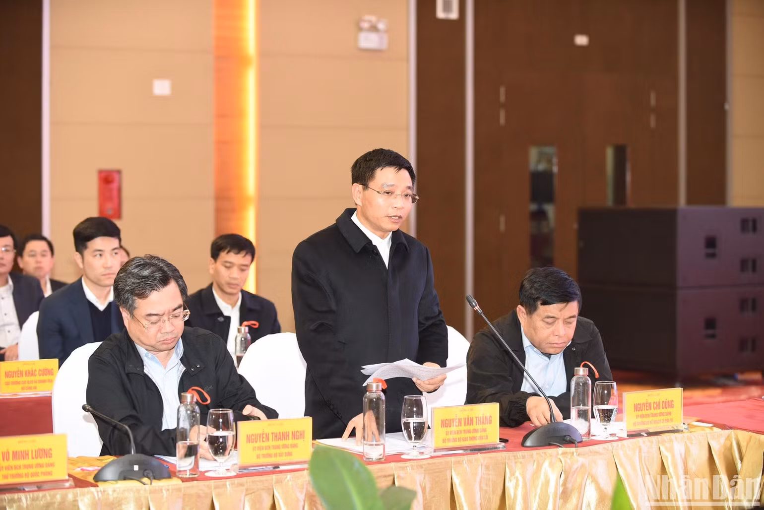 Bộ trưởng Giao thông vận tải Nguyễn Văn Thắng báo cáo tình hình triển khai các dự án thành phần cao tốc bắc-nam phía đông.