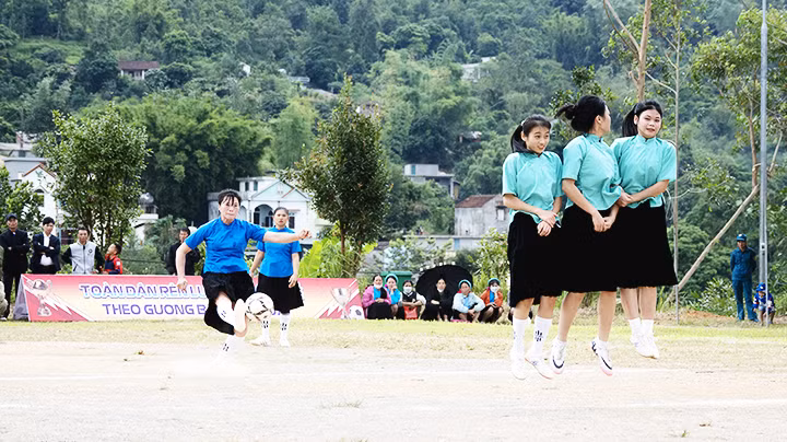 Một cú sút phạt hàng rào. Một cú sút phạt hàng rào.