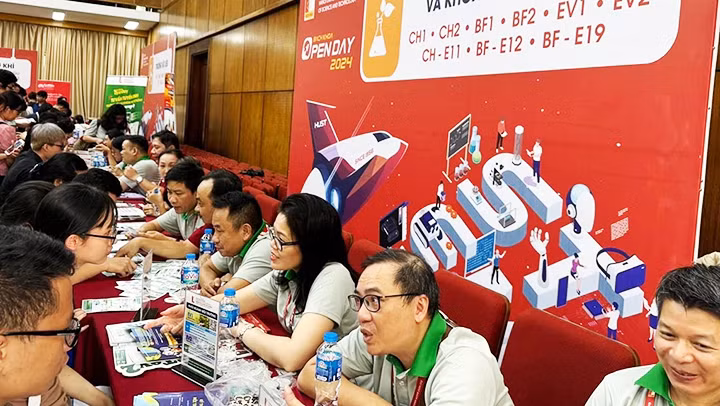 Tư vấn tuyển sinh nhằm định hướng ngành nghề cho thị trường lao động. Ảnh: AN NHƯ Tư vấn tuyển sinh nhằm định hướng ngành nghề cho thị trường lao động. Ảnh: AN NHƯ