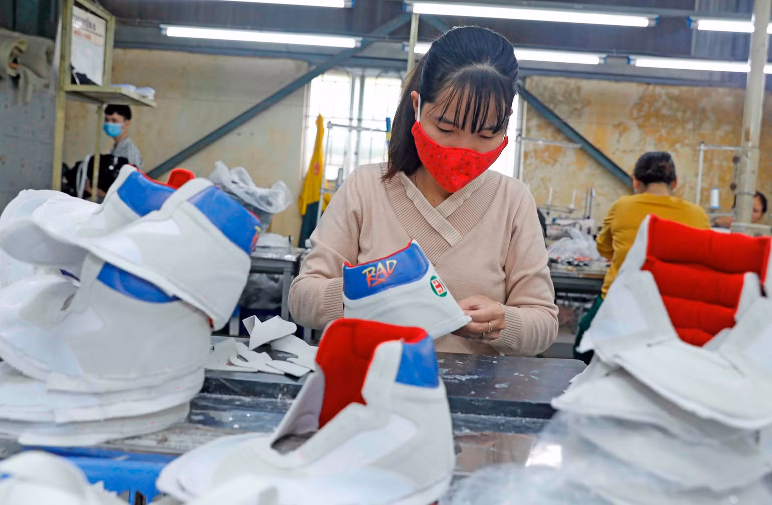 Người lao động mong chờ khoản thưởng Tết cuối năm.