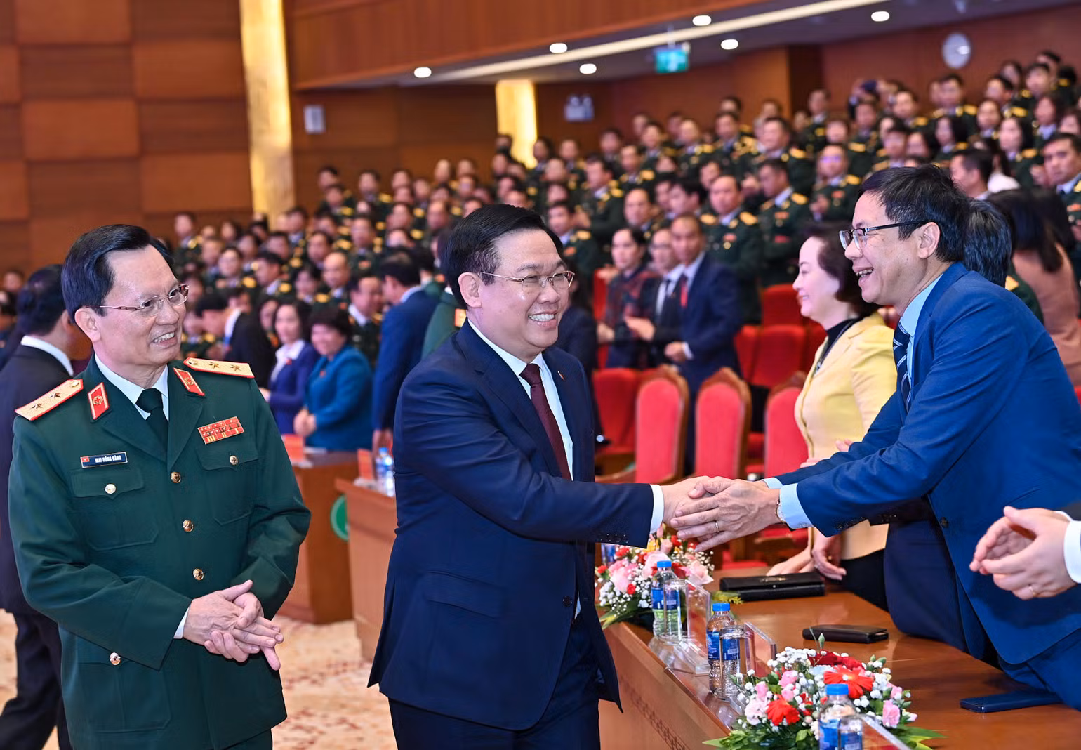 Chủ tịch Quốc hội Vương Đình Huệ với các đại biểu tại buổi gặp mặt kỷ niệm 68 năm Ngày Thầy thuốc Việt Nam.