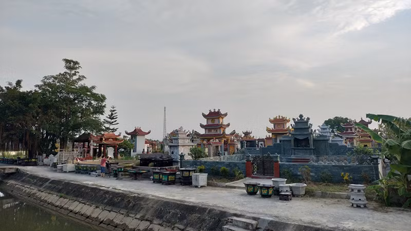 Nhiều phần mộ được “đô thị hóa” tại huyện Thiệu Hóa, tỉnh Thanh Hóa.