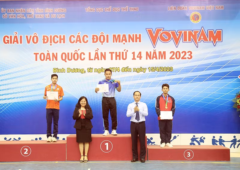 Trao huy chương cho các vận động viên đạt thành tích cao trong ngày thi đấu đầu tiên.