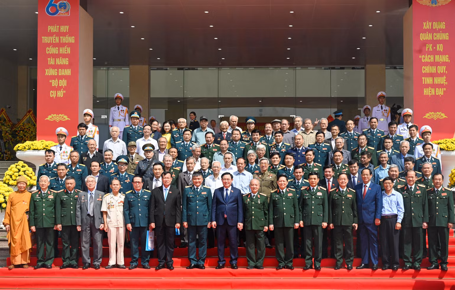 Chủ tịch Quốc hội Vương Đình Huệ cùng các đồng chí lãnh đạo Đảng, Nhà nước và các đại biểu chụp ảnh lưu niệm tại buổi lễ. (Ảnh: Duy Linh)