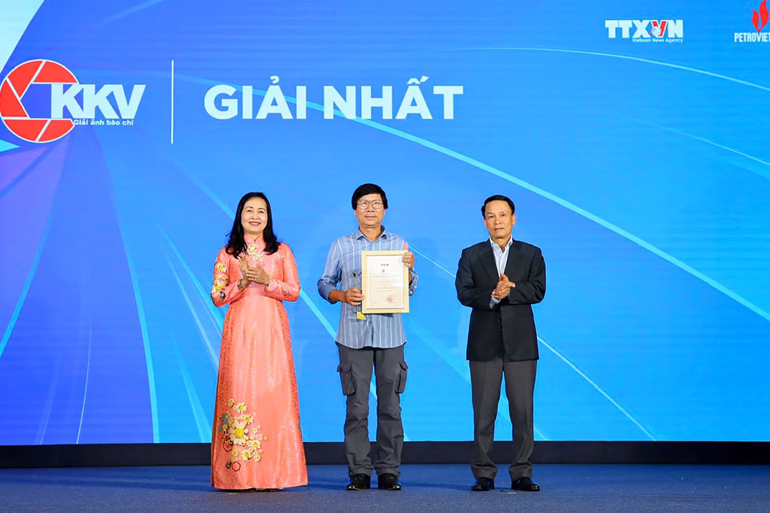 Tác giả Nguyễn Thanh Hà nhận Giải Nhất với tác phẩm ảnh bộ “Lễ khai mạc Đại hội thể thao Đông Nam Á lần thứ 31”. Tác giả Nguyễn Thanh Hà nhận Giải Nhất với tác phẩm ảnh bộ “Lễ khai mạc Đại hội thể thao Đông Nam Á lần thứ 31”.