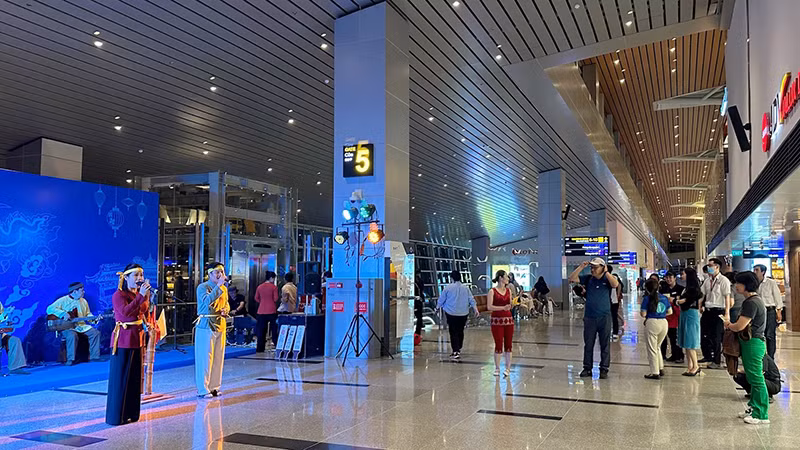 Du khách xem chương trình tối ngày 17/3.