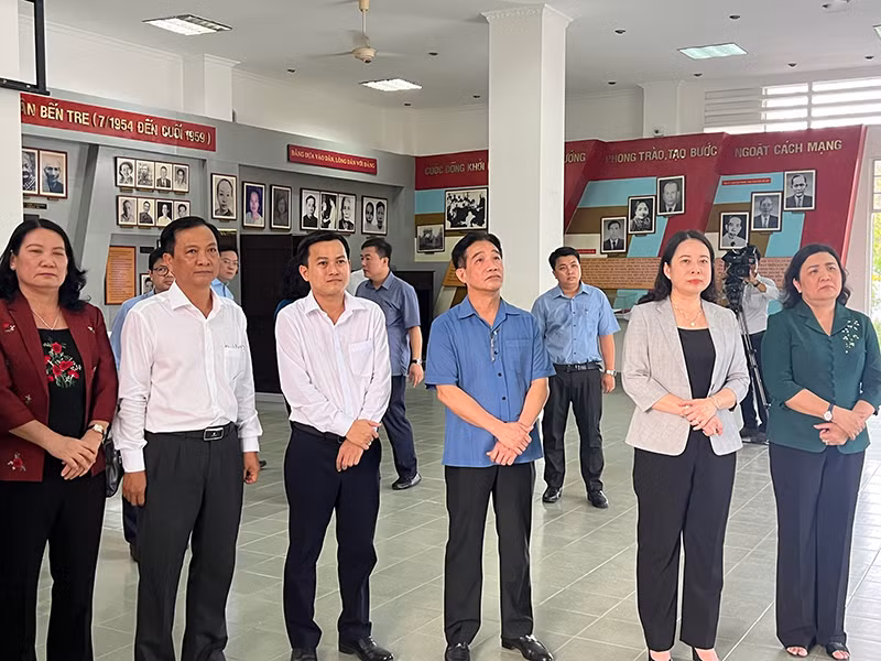 Đồng chí Võ Thị Ánh Xuân cùng Đoàn công tác thăm Khu di tích Đồng Khởi. Đồng chí Võ Thị Ánh Xuân cùng Đoàn công tác thăm Khu di tích Đồng Khởi.