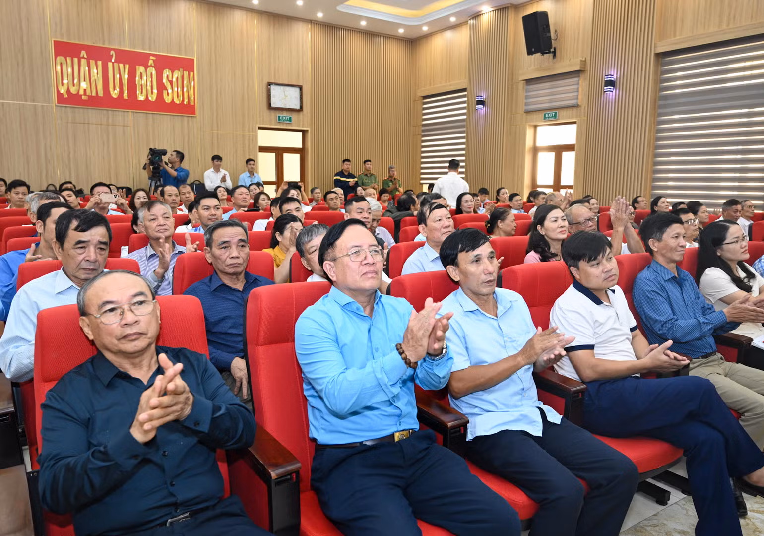 Đông đảo cử tri quận Đồ Sơn tham dự hội nghị.