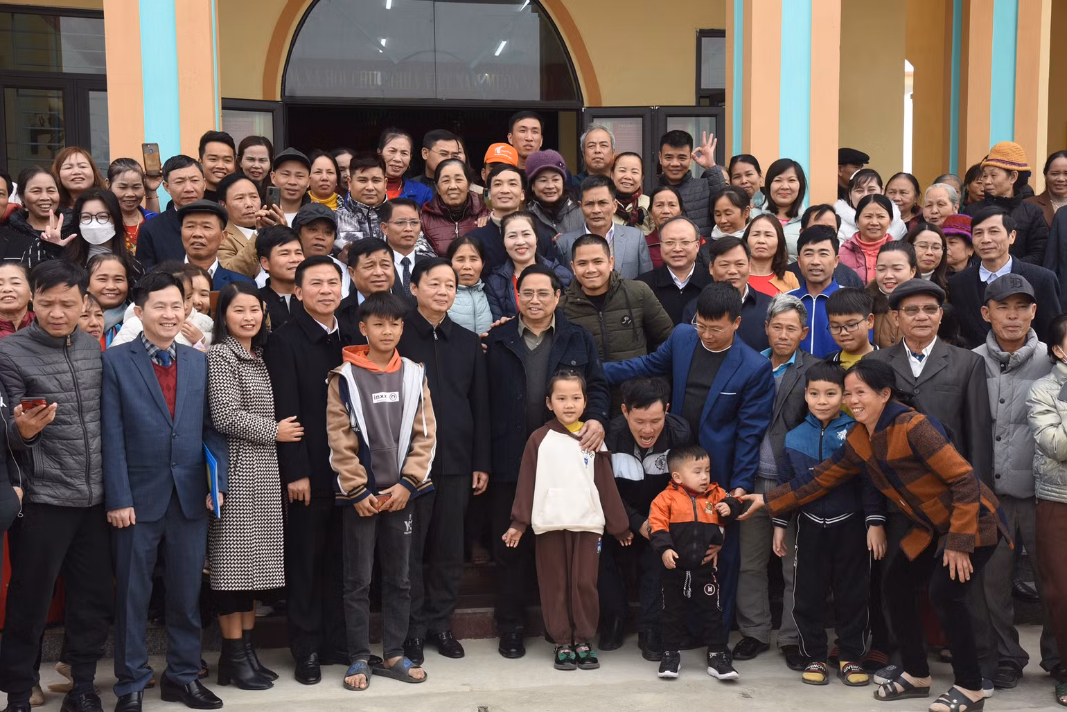 Thủ tướng Phạm Minh Chính và bà con nhân dân sinh sống ở khu tái định cư xã Đông Minh, huyện Đông Sơn, tỉnh Thanh Hóa.