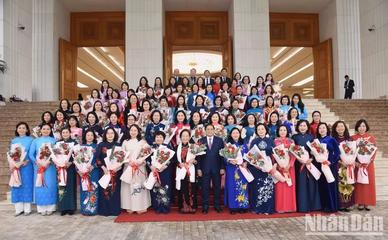 Thủ tướng Phạm Minh Chính chụp ảnh lưu niệm với các nữ đại biểu. (Ảnh: TRẦN HẢI) Thủ tướng Phạm Minh Chính chụp ảnh lưu niệm với các nữ đại biểu. (Ảnh: TRẦN HẢI)