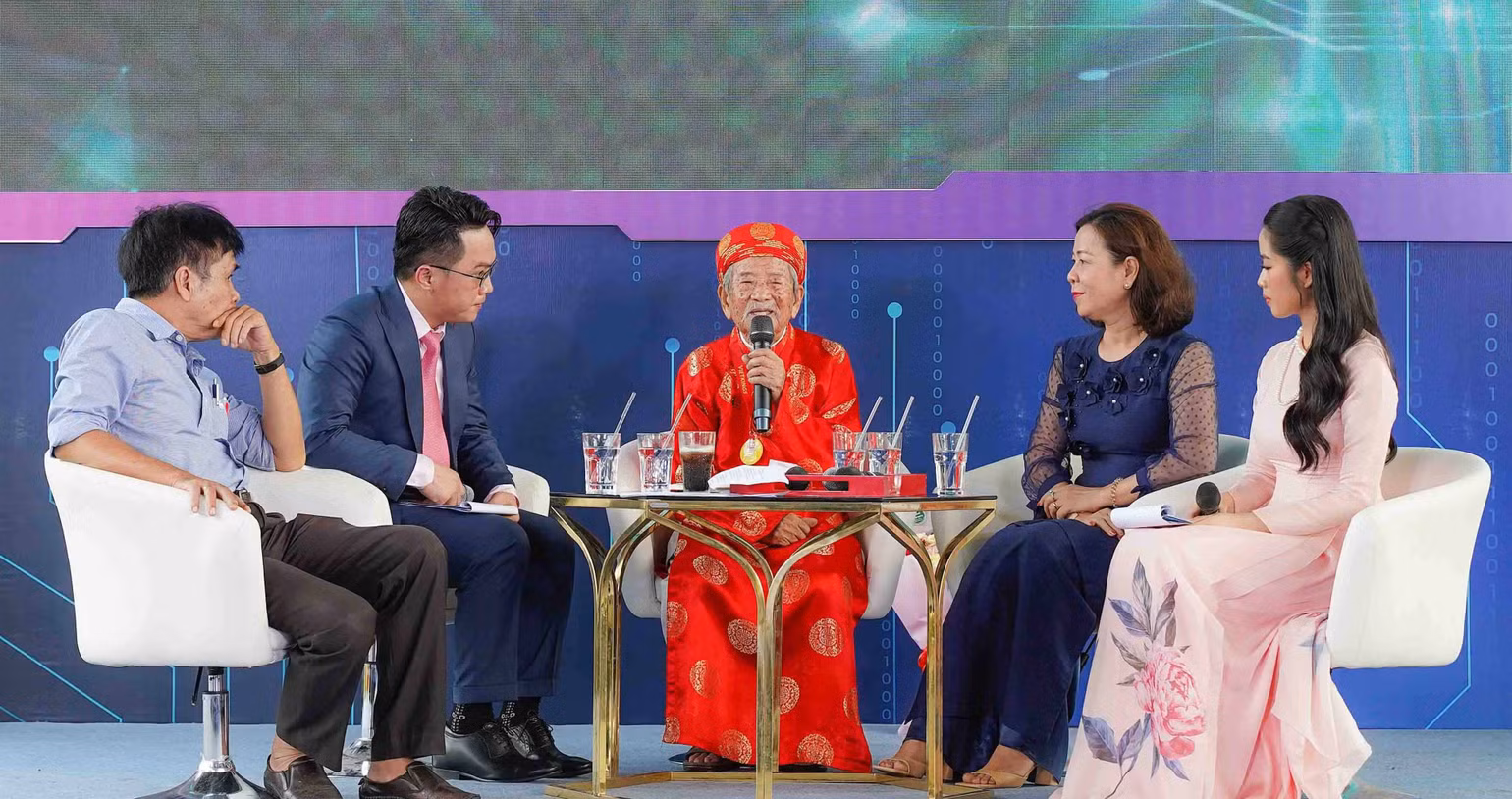 Buổi giao lưu còn có sự tham gia của nhà báo Lê Minh Quốc (bìa trái) và Phó Giáo sư, Tiến sĩ Trần Thị Mai (thứ hai từ phải sang).
