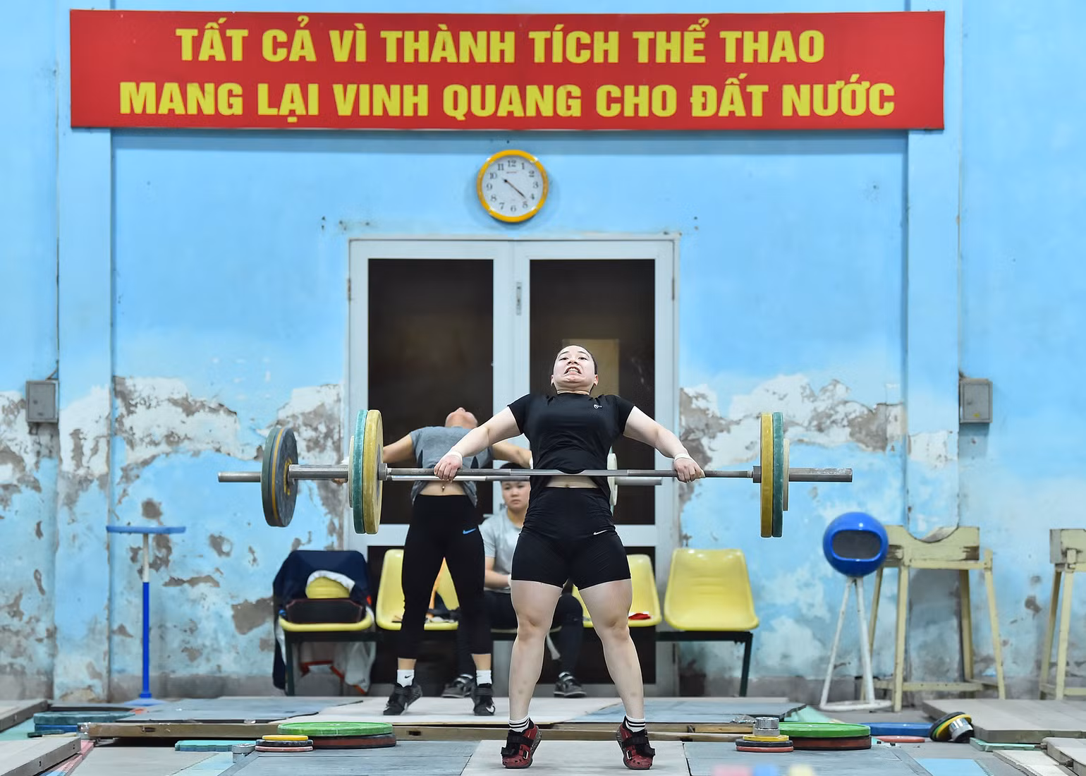 Đội tuyển Cử tạ Việt Nam bắt đầu buổi tập hằng ngày chuẩn bị cho SEA Games 32 với không khí rất khẩn trương, nghiêm túc. Buổi sáng từ 8 giờ và kết thúc lúc 11 giờ, buổi chiều từ 15 giờ đến 17 giờ. Đội tuyển Cử tạ Việt Nam bắt đầu buổi tập hằng ngày chuẩn bị cho SEA Games 32 với không khí rất khẩn trương, nghiêm túc. Buổi sáng từ 8 giờ và kết thúc lúc 11 giờ, buổi chiều từ 15 giờ đến 17 giờ.