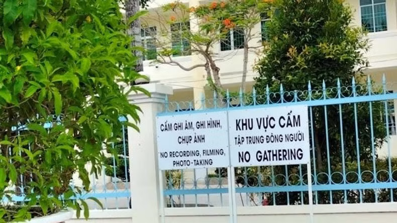 Sở Giáo dục và Đào tạo Bạc Liêu cũng cắm biển nêu trên.