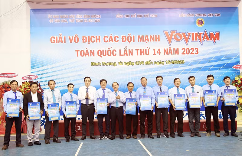 Ban Tổ chức trao quà lưu niệm cho đại diện lãnh đạo các hội, liên đoàn Vovinam các tỉnh, thành phố, ngành.