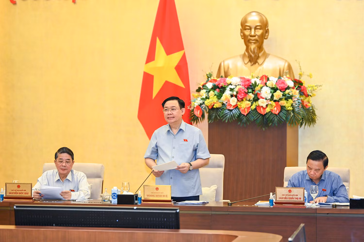 Chủ tịch Quốc hội Vương Đình Huệ phát biểu khai mạc, gợi mở các nội dung thảo luận tại phiên họp.