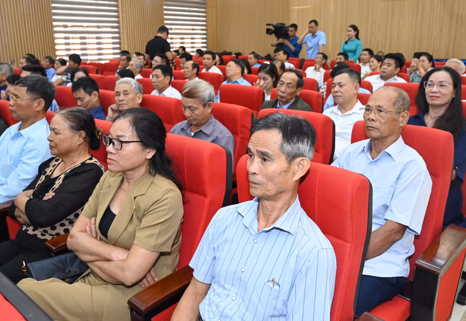 Cử tri quận Đồ Sơn theo dõi Chủ tịch Quốc hội Vương Đình Huệ trao đổi, giải đáp các kiến nghị.