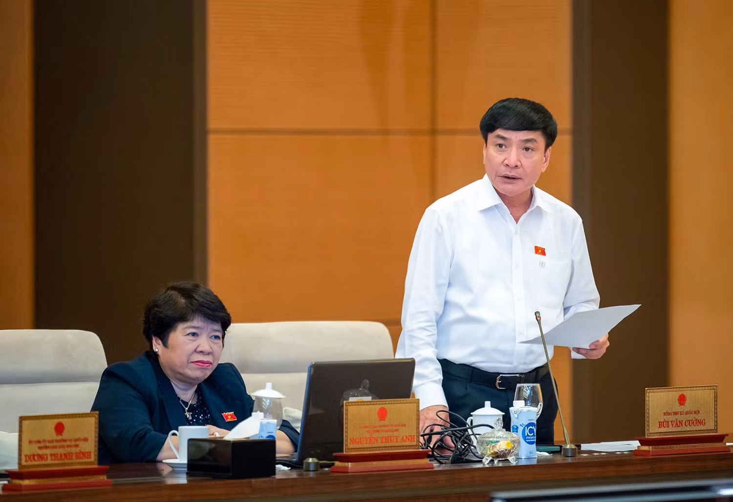 Tổng Thư ký, Chủ nhiệm Văn phòng Quốc hội phát biểu mở đầu phiên họp.