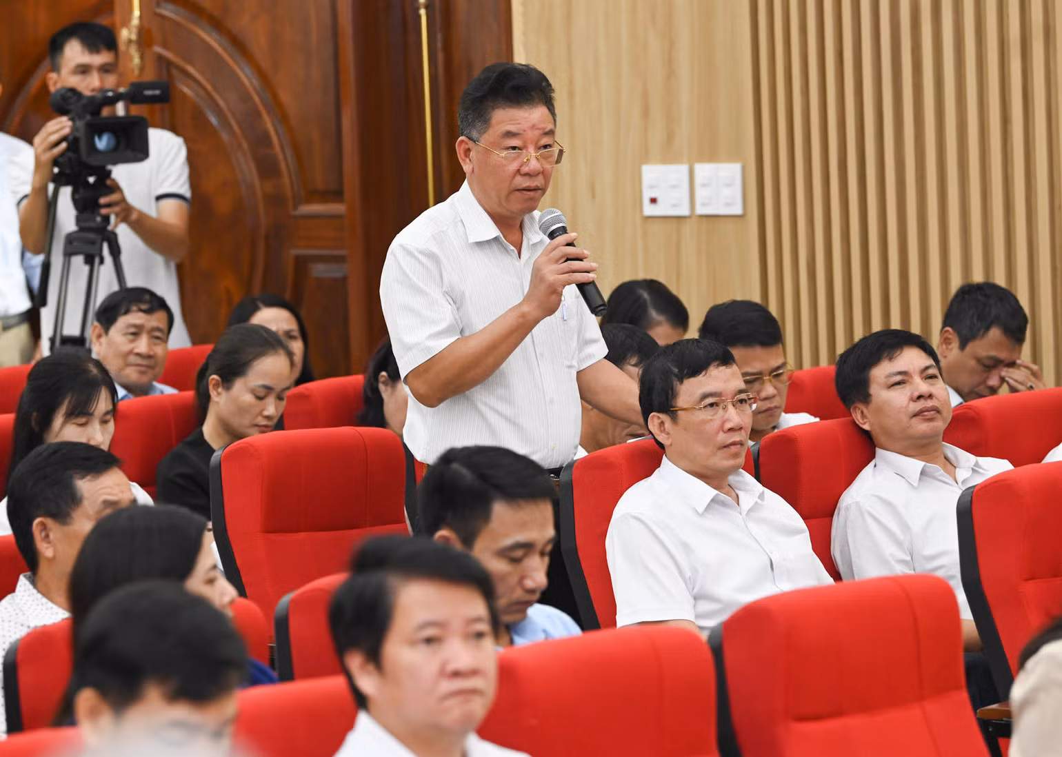 Cử tri Đinh Xuân Nguyên (phường Vạn Hương) tham gia ý kiến về công tác quản lý đất đai.