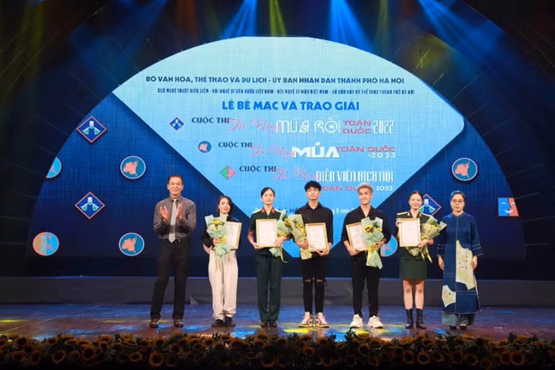 Trao Giải nhất Cuộc thi tài năng múa toàn quốc năm 2023. Trao Giải nhất Cuộc thi tài năng múa toàn quốc năm 2023.