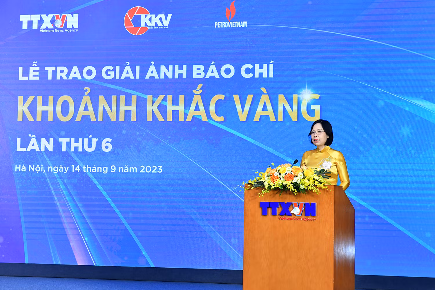 Tổng giám đốc, Chủ tịch Liên Chi hội Nhà báo TTXVN Vũ Việt Trang phát biểu tại lễ trao giải. Tổng giám đốc, Chủ tịch Liên Chi hội Nhà báo TTXVN Vũ Việt Trang phát biểu tại lễ trao giải.
