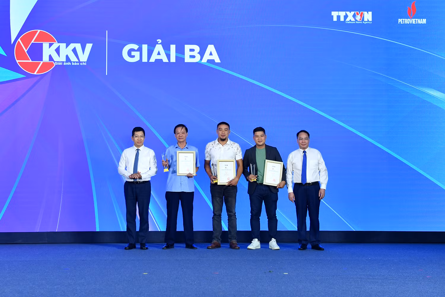 Trao Giải Ba tặng các tác giả đoạt giải. Trao Giải Ba tặng các tác giả đoạt giải.