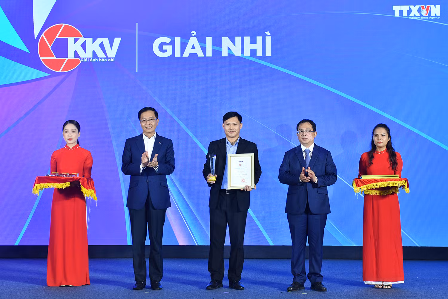 Phóng viên ảnh Báo Nhân Dân Nguyễn Đăng Khoa đoạt Giải Nhì với tác phẩm ảnh đơn “Tổng Bí thư Nguyễn Phú Trọng ân cần thăm hỏi Giáo sư, Nhà giáo Nhân dân, Nhà văn Hà Minh Đức”. Phóng viên ảnh Báo Nhân Dân Nguyễn Đăng Khoa đoạt Giải Nhì với tác phẩm ảnh đơn “Tổng Bí thư Nguyễn Phú Trọng ân cần thăm hỏi Giáo sư, Nhà giáo Nhân dân, Nhà văn Hà Minh Đức”.
