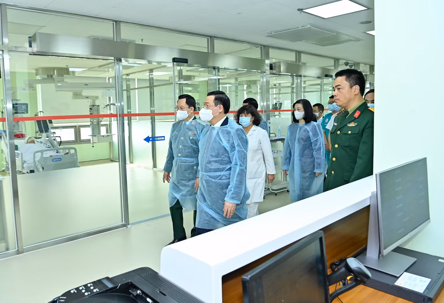 Chủ tịch Quốc hội Vương Đình Huệ và các đại biểu thăm Khoa Hồi sức tích cực tại Bệnh viện Trung ương Quân đội 108.