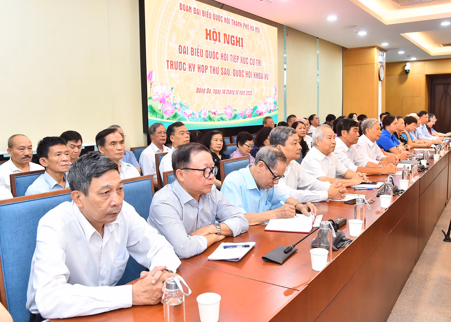 Cử tri đại diện các quận Đống Đa, Ba Đình và Hai Bà Trưng tham dự buổi tiếp xúc sáng 14/10. Cử tri đại diện các quận Đống Đa, Ba Đình và Hai Bà Trưng tham dự buổi tiếp xúc sáng 14/10.