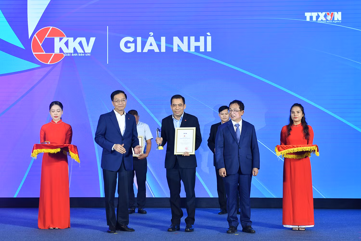 Phóng viên ảnh Trần Thanh Hải nhận Giải Nhì với tác phẩm ảnh bộ "Thủ tướng Phạm Minh Chính và Thủ tướng Luxembourg tham quan Văn Miếu – Quốc Tử Giám và Bảo tàng Mỹ thuật Việt Nam”. Phóng viên ảnh Trần Thanh Hải nhận Giải Nhì với tác phẩm ảnh bộ "Thủ tướng Phạm Minh Chính và Thủ tướng Luxembourg tham quan Văn Miếu – Quốc Tử Giám và Bảo tàng Mỹ thuật Việt Nam”.
