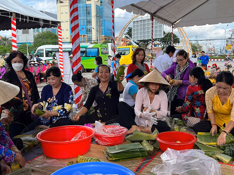 Hoạt động trải nghiệm gói bánh tét tại “Ngày hội Tết Cổ truyền 2023”.