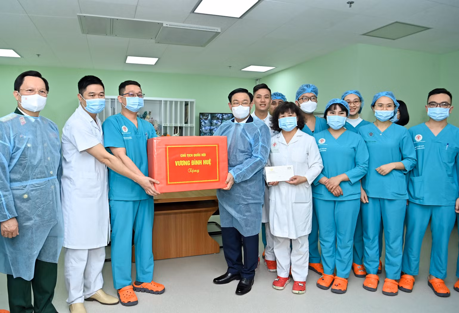 Chủ tịch Quốc hội Vương Đình Huệ tặng quà cho bác sĩ, nhân viên y tế Khoa Hồi sức tích cực.