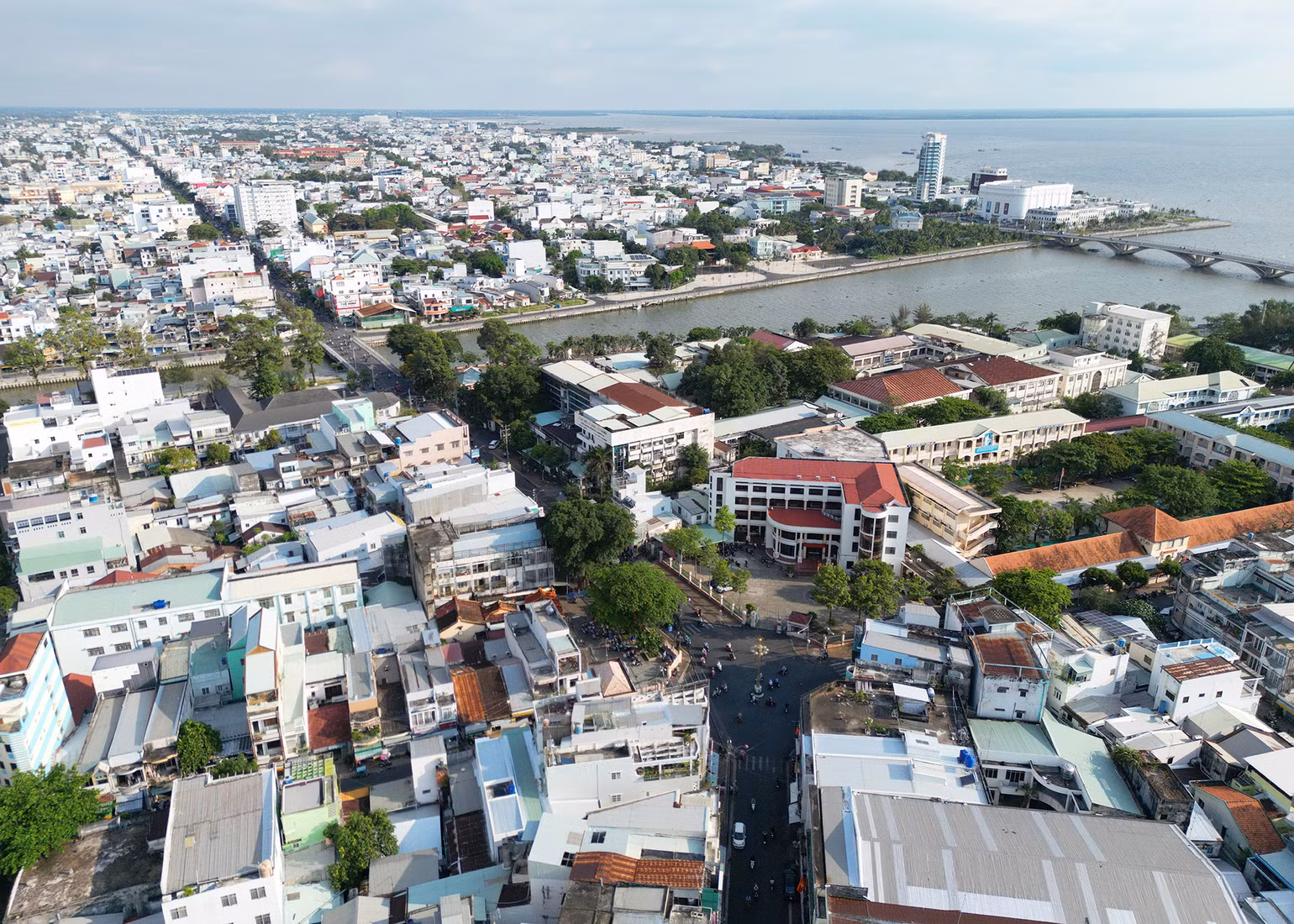 Con Kênh Nhánh, cùng với kênh Sông Kiên là một trong những con kênh quan trọng trên địa bàn Rạch Giá giúp thoát nước lũ ra biển Tây.