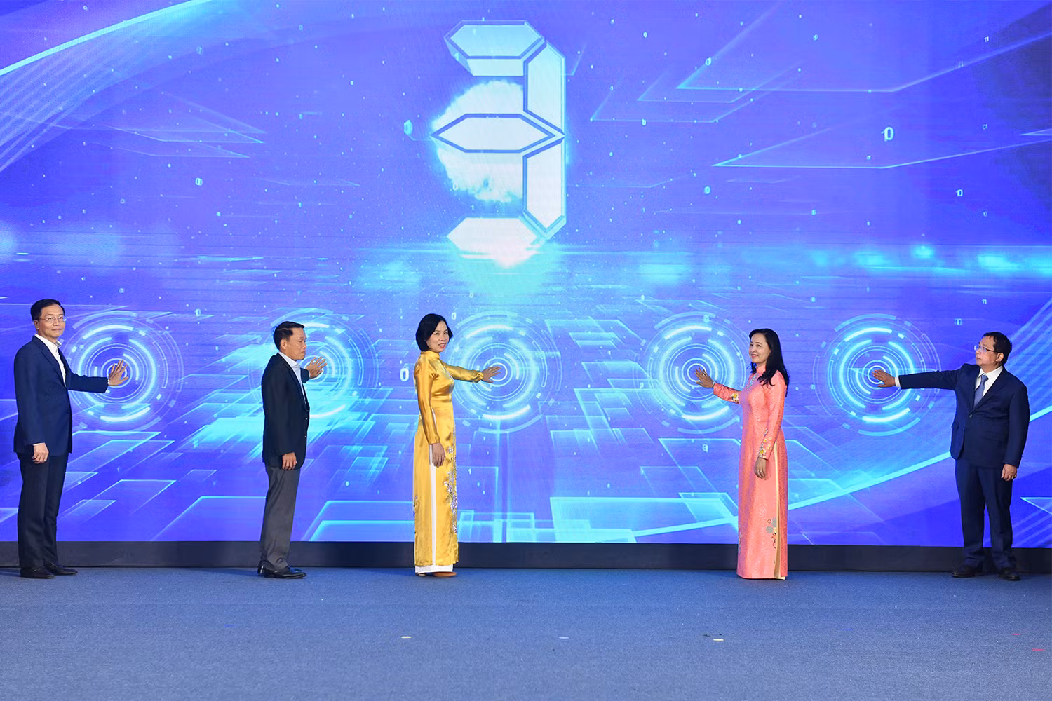 Các đại biểu thực hiện nghi thức khai mạc trưng bày triển lãm ảnh tại lễ trao giải. Các đại biểu thực hiện nghi thức khai mạc trưng bày triển lãm ảnh tại lễ trao giải.