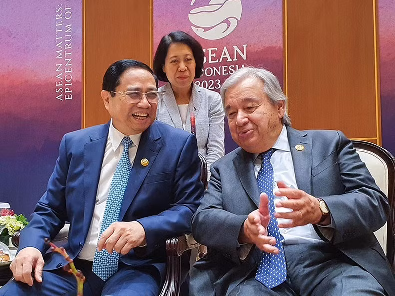 Thủ tướng Phạm Minh Chính trao đổi với Tổng thư ký Liên hợp quốc Antonio Guterres. Thủ tướng Phạm Minh Chính trao đổi với Tổng thư ký Liên hợp quốc Antonio Guterres.