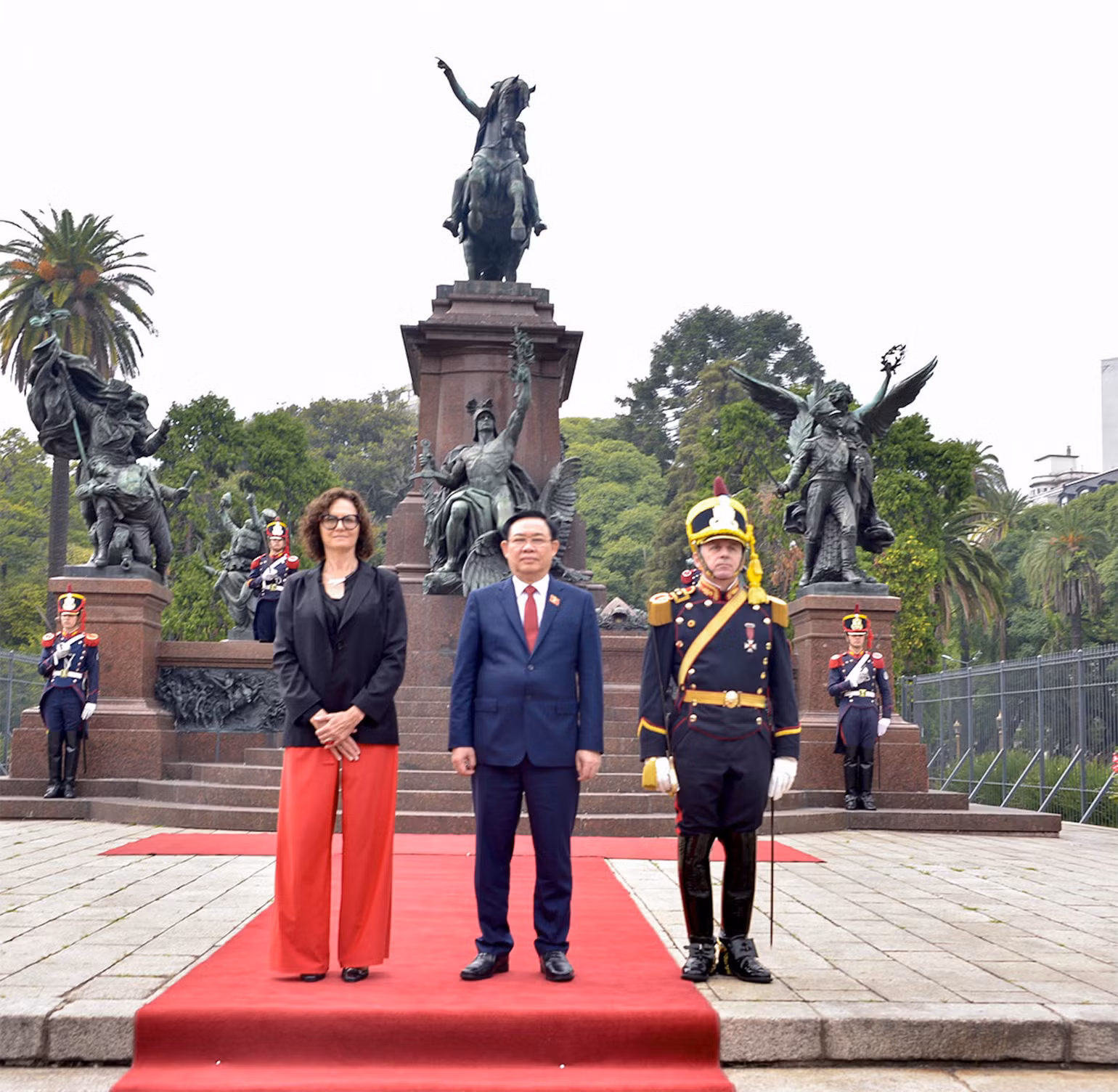 Chủ tịch Quốc hội Vương Đình Huệ và lãnh đạo cấp cao Argentina chụp ảnh tại vị trí danh dự. (Ảnh Lê Tuyết) Chủ tịch Quốc hội Vương Đình Huệ và lãnh đạo cấp cao Argentina chụp ảnh tại vị trí danh dự. (Ảnh Lê Tuyết)