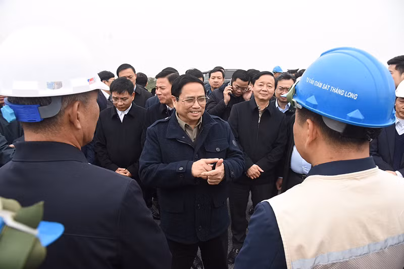 Thủ tướng thăm hỏi, tặng quà động viên cán bộ, công nhân, hoan nghênh nhà thầu thi công xuyên Tết năm thứ hai.