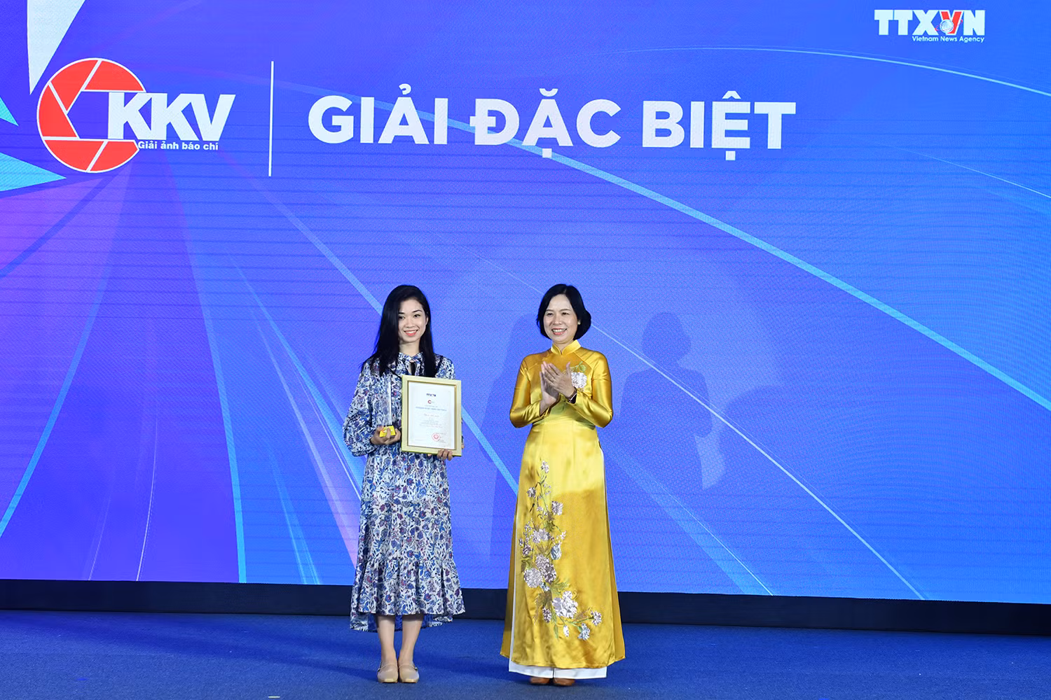 Tổng giám đốc TTXVN Vũ Việt Trang trao Giải Đặc biệt cho đại diện tác giả Nguyễn Tiến Anh Tuấn. Tổng giám đốc TTXVN Vũ Việt Trang trao Giải Đặc biệt cho đại diện tác giả Nguyễn Tiến Anh Tuấn.