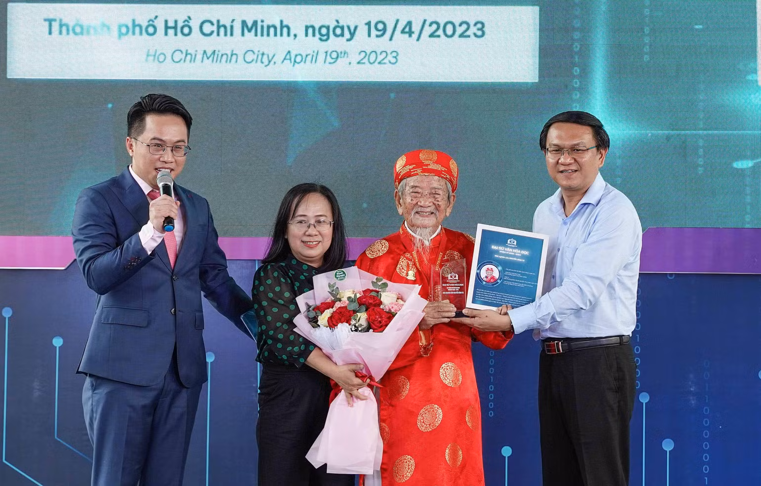 Trao biểu trưng Đại sứ văn hóa đọc cho Nhà nghiên cứu Nguyễn Đình Tư.