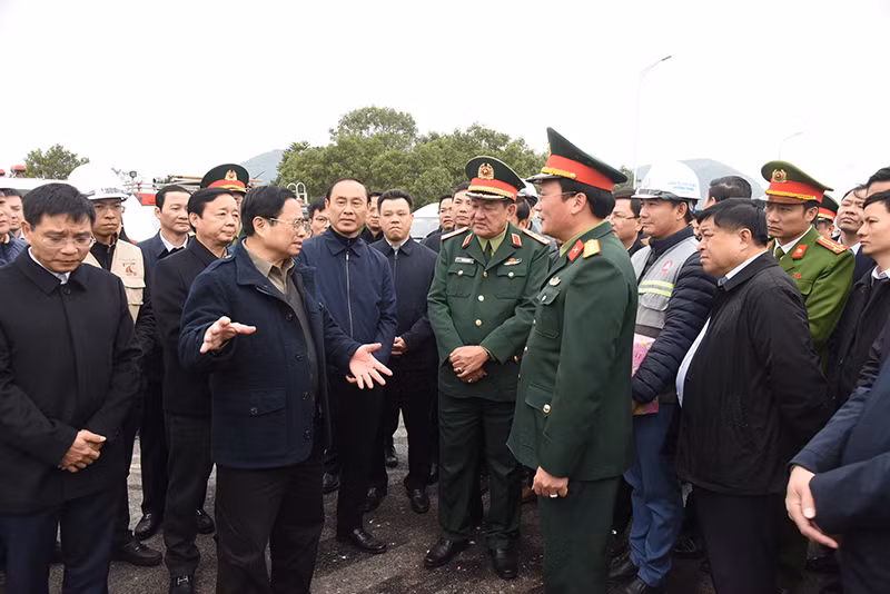 Thủ tướng thăm hỏi, chúc Tết cán bộ, công nhân đang thi công trên công trường thi công Cầu Vĩnh An.