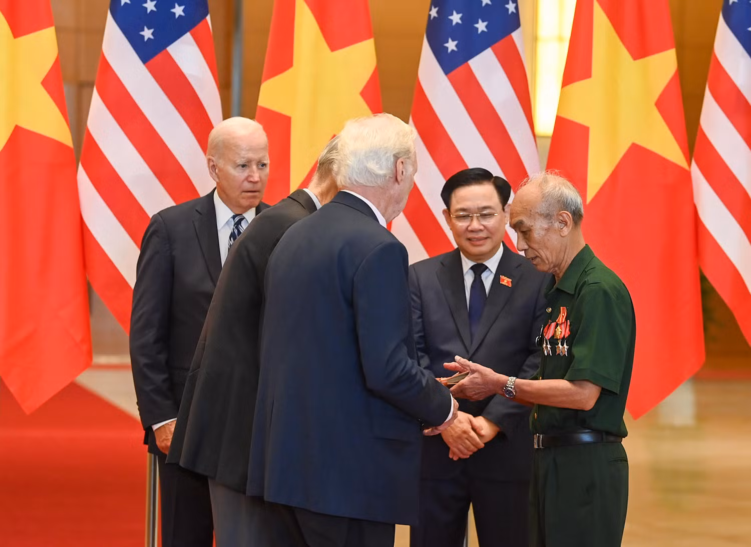 Cựu chiến binh hai nước trao kỷ vật chiến tranh tại buổi lễ. Cựu chiến binh hai nước trao kỷ vật chiến tranh tại buổi lễ.